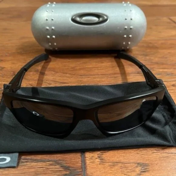 NWOT Polarized Oakley Sunglasses With Silver Oakley Hard Case - Picture 4 of 4